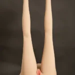 158 cm 5 m TPE flatbrystet svart hår asiatisk sexdukke i lyseblå kimono med mild sjarm