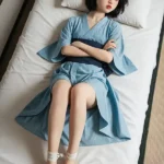 158 cm 5 m TPE flatbrystet svart hår asiatisk sexdukke i lyseblå kimono med mild sjarm