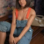 Szilikon egzotikus barna bőrű szexbaba egy pohárral