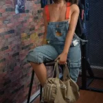 Szilikon egzotikus barna bőrű szexbaba egy pohárral