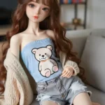 Mini boneca sexual morena fofa em traje casual