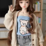 Mini boneca sexual morena fofa em traje casual