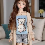 Mini boneca sexual morena fofa em traje casual