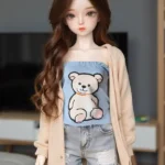 Mini boneca sexual morena fofa em traje casual