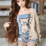 Mini boneca sexual morena fofa em traje casual