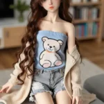 Mini boneca sexual morena fofa em traje casual