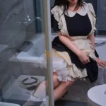 Silikoninen söpö, lempeä piika kylpyhuoneen realistinen seksinukke