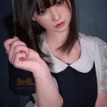 Silikoninen söpö, lempeä piika kylpyhuoneen realistinen seksinukke