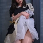 Silikoninen söpö, lempeä piika kylpyhuoneen realistinen seksinukke