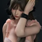 Silikoni-nukke, jossa on povekas ja makea, viettelevä ja realistinen seksinukke