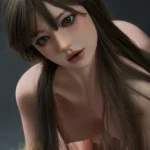 Silikoni-nukke, jossa on povekas ja makea, viettelevä ja realistinen seksinukke