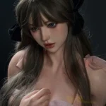 Silikoni-nukke, jossa on povekas ja makea, viettelevä ja realistinen seksinukke