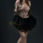 Silikoni-nukke, jossa on povekas ja makea, viettelevä ja realistinen seksinukke