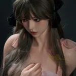 Silikoni-nukke, jossa on povekas ja makea, viettelevä ja realistinen seksinukke