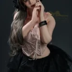 Silikoni-nukke, jossa on povekas ja makea, viettelevä ja realistinen seksinukke