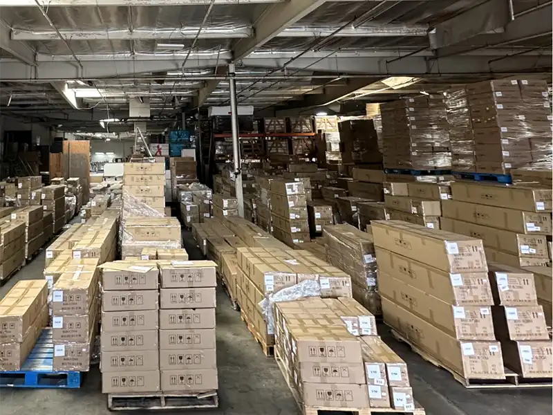 Jednoduché neoznačené kartónové krabice v sklade zabezpečujúce 100% diskrétne doručenie objednávok bábik pre dospelých