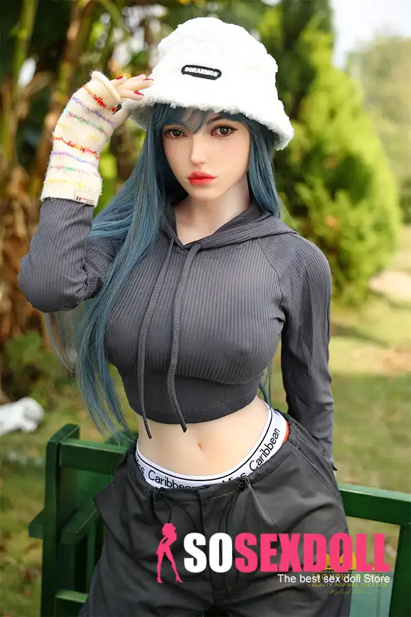 Стройная невинная сексуальная спортивная девушка, секс-кукла для улицы