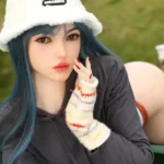 Стройная невинная сексуальная спортивная девушка, секс-кукла для улицы