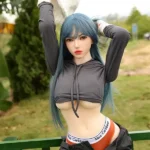 Стройная невинная сексуальная спортивная девушка, секс-кукла для улицы