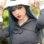 Стройная невинная сексуальная спортивная девушка, секс-кукла для улицы