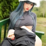 Стройная невинная сексуальная спортивная девушка, секс-кукла для улицы