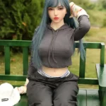 Стройная невинная сексуальная спортивная девушка, секс-кукла для улицы