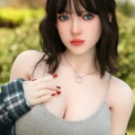 Стройная спортивная девушка, секс-кукла для отдыха на природе